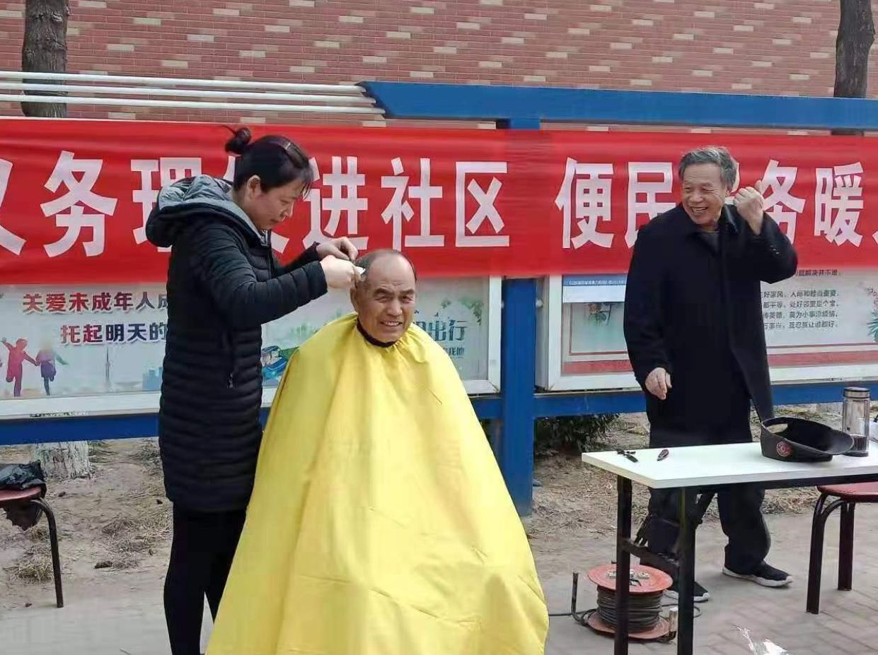 “义务理发进社区 便民服务暖人心”万达物业组织义务理发志愿活动