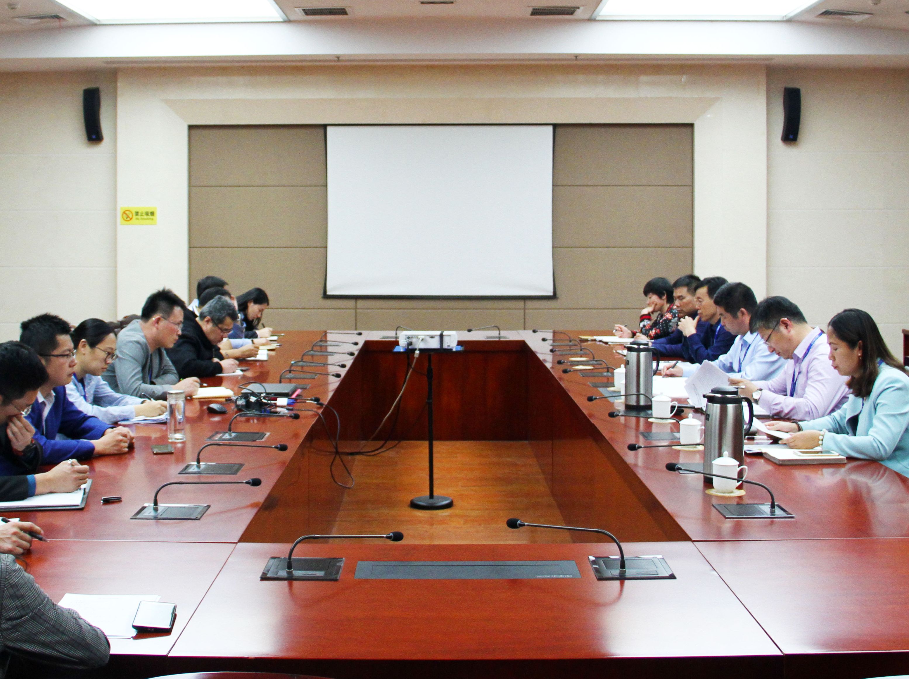 地产集团召开学习2019年“首季开门红” 总结表彰大会精神专题会议