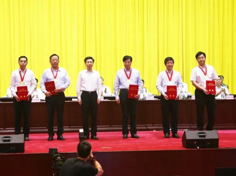 万达集团党委书记、董事局主席尚吉永荣获东营市“突出贡献企业家”称号