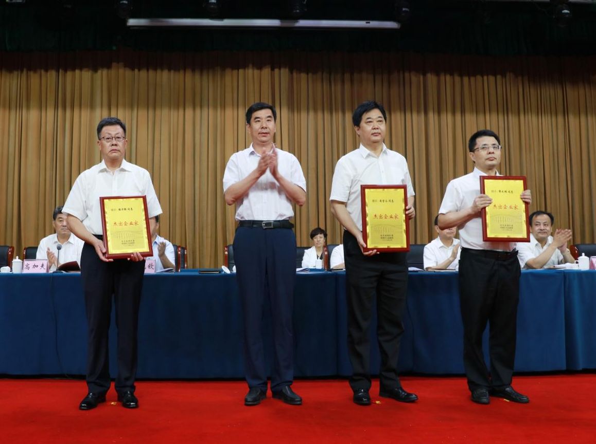万达集团荣获“垦利区突出贡献企业”称号，党委书记、董事局主席尚吉永荣获“垦利区杰出企业家”称号