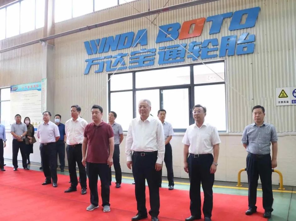 东营市副市长李俊峰率领全市“优势产业+人工智能”现场观摩团莅临万达宝通轮胎调研