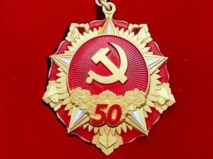 致敬老党员丨万达集团为老党员上门颁发“光荣在党50年”纪念章