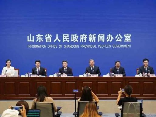 山东省总商会副会长、省民营企业家协会会长、万达集团党委书记、董事局主席尚吉永出席省政府新闻办“民企高校携手促就业行动”新闻发布会