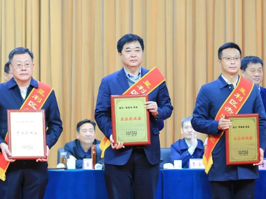 万达集团荣获“垦利区突出贡献企业”称号，党委书记、董事局主席尚吉永荣获“垦利区杰出企业家”称号
